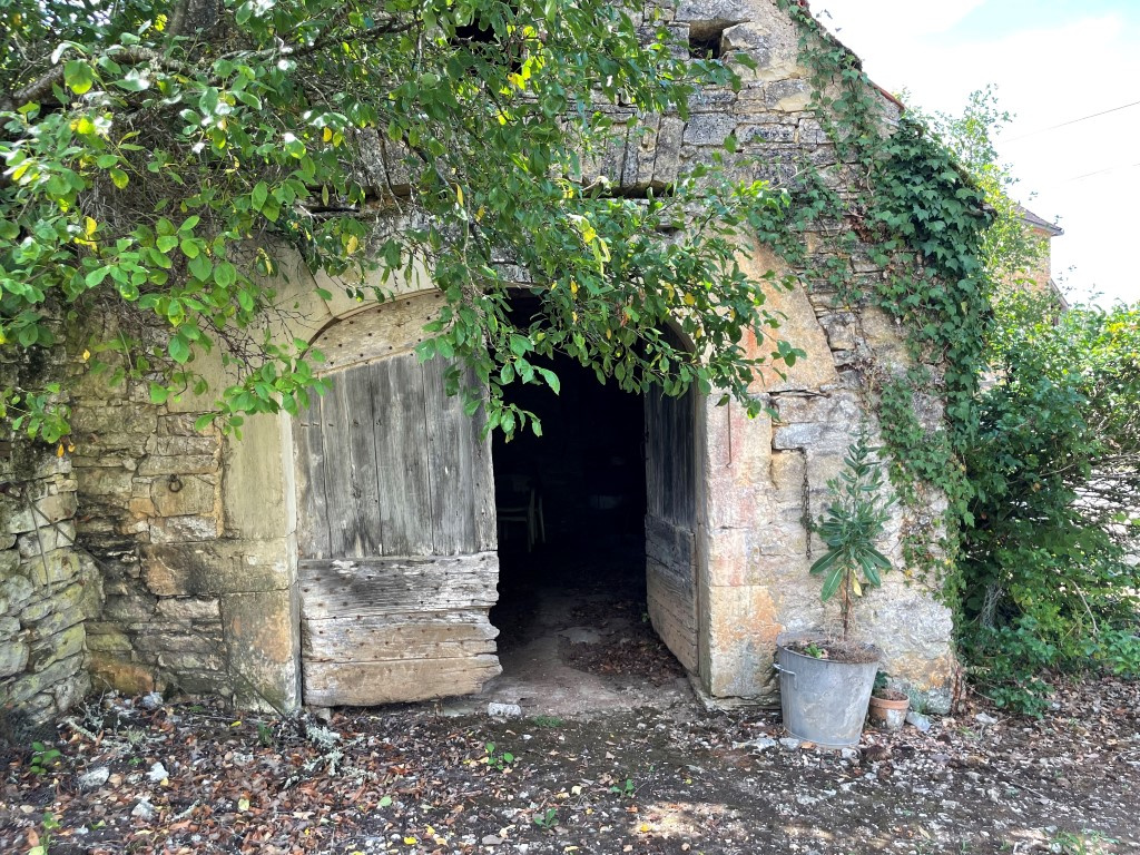 Vente Une Ancienne Maison Dhabitation En Pierre Avec D Pendances